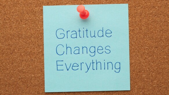 Sticky note on corkboard reading “Gratitude Changes Everything,” representing intentional leadership, reflection, and thoughtful brand building.